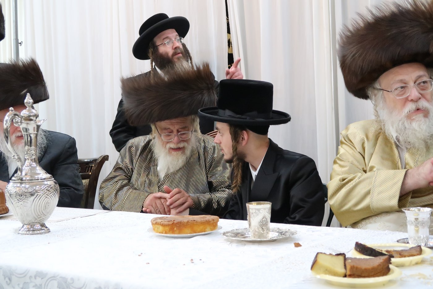 שמחת האירוסין לנכדת הרבי מתולדות אהרן