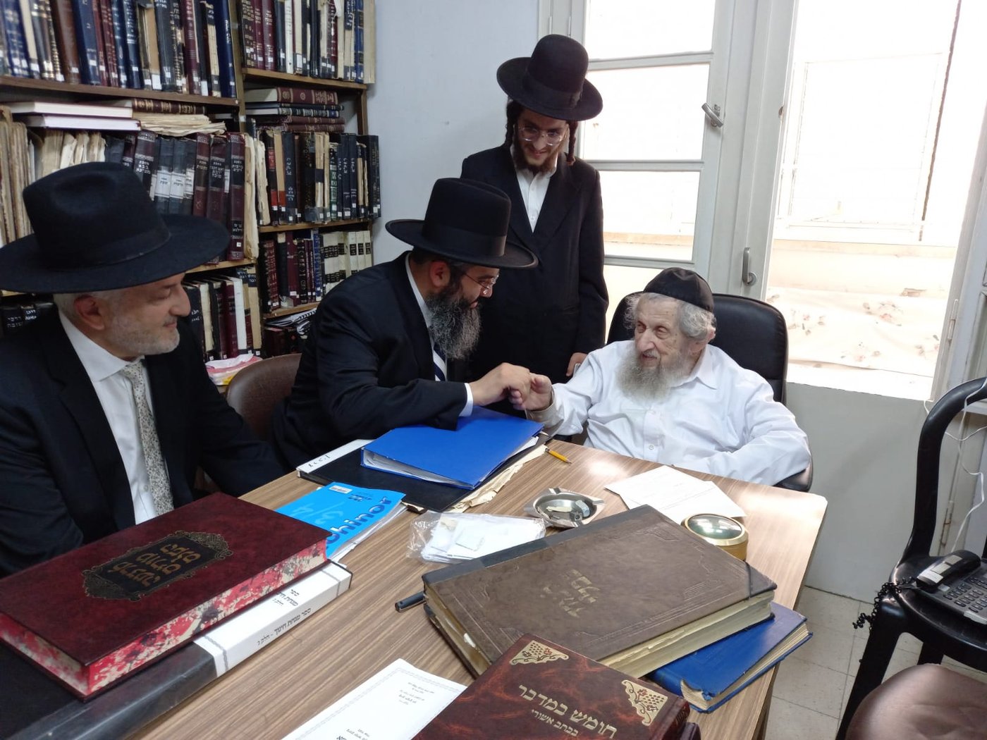 רבה של הקהילה הבוכרית בארה"ב בביקור אצל גדולי ישראל