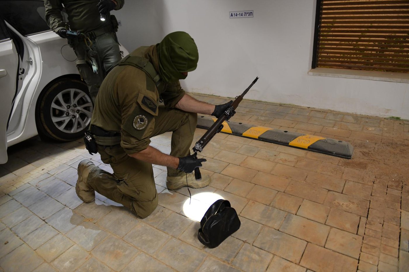 השוטרים הופתעו: המונית נהפכה ל'נשקייה'