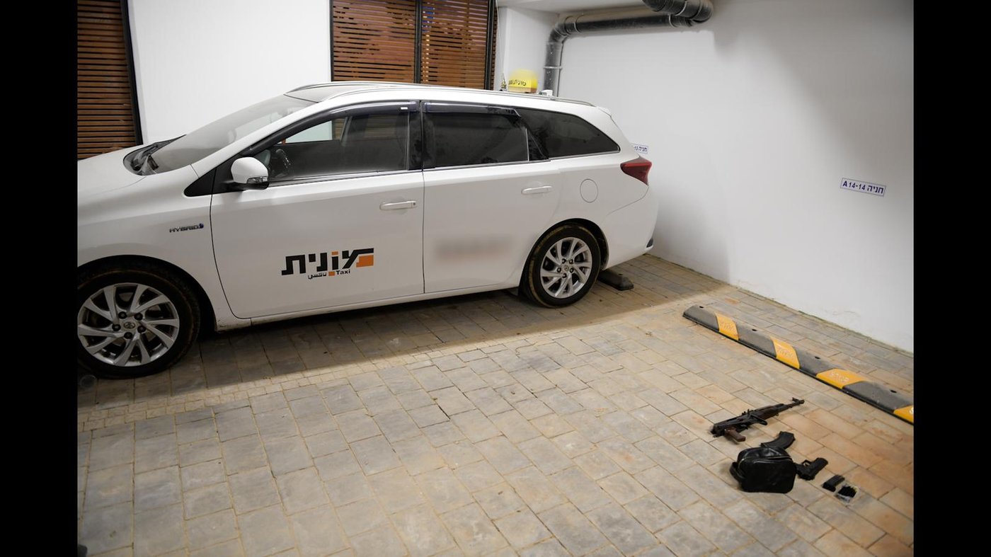 השוטרים הופתעו: המונית נהפכה ל'נשקייה'