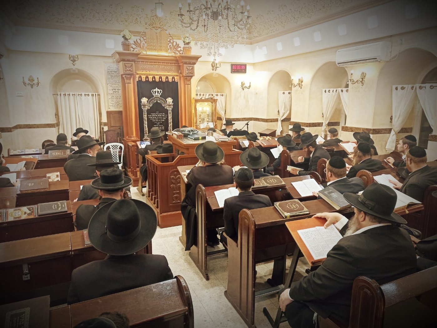 הגר"ב אלישיב עלה לציונו של אביו הגרי"ש זצוק"ל • תיעוד