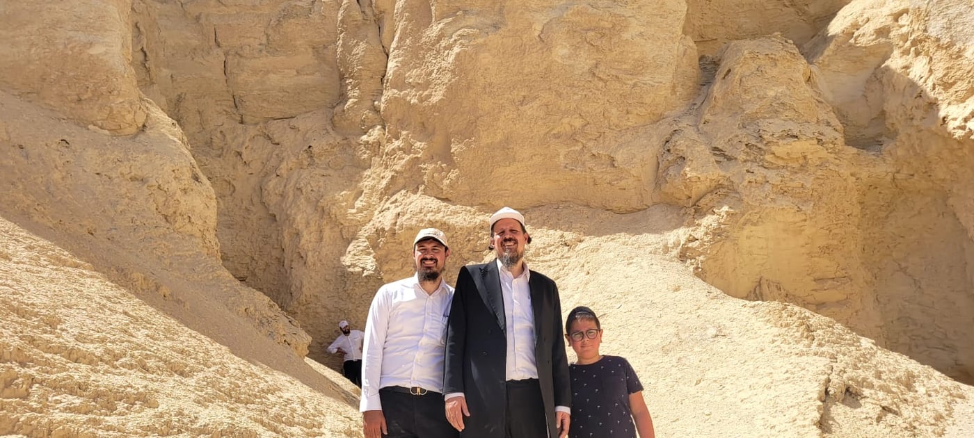 היום א' באב ה'תשפ"ב עלתה קבוצת מתפללים להר ההר - 'הר צין' - קבר אהרן הכהן כפי שהוכיח הרב אורי הולצמן להתפלל על צרכי הפרט והכלל