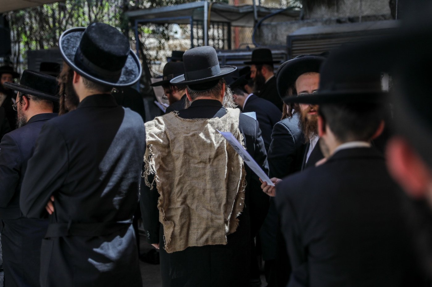 מחאה חריגה: מאות אנשי 'העדה' בשקי אבל, קינות ו'תיקון חצות'