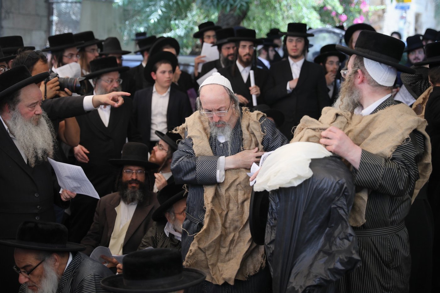 מחאה חריגה: מאות אנשי 'העדה' בשקי אבל, קינות ו'תיקון חצות'