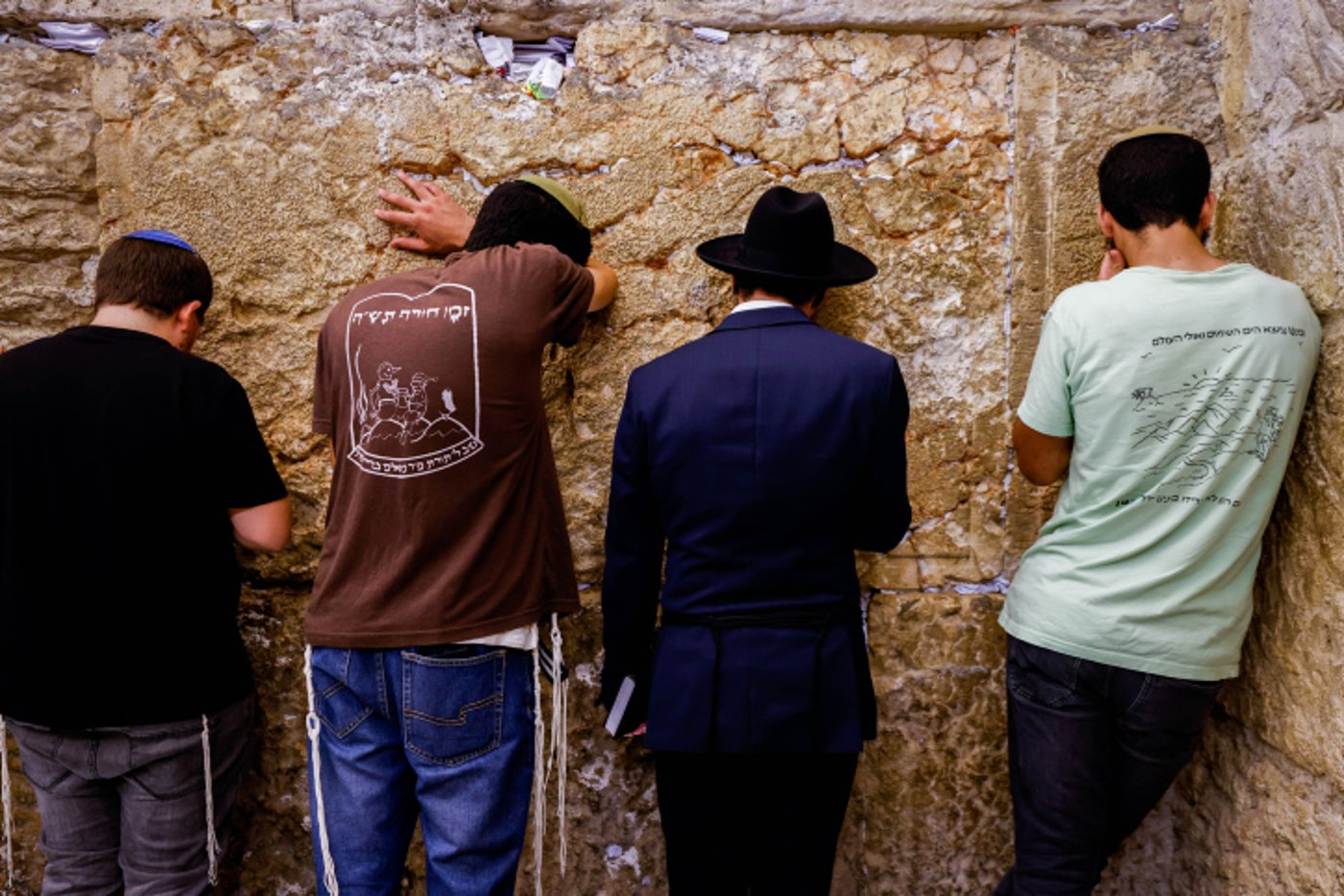 מתאבלים בכותל המערבי, הלילה