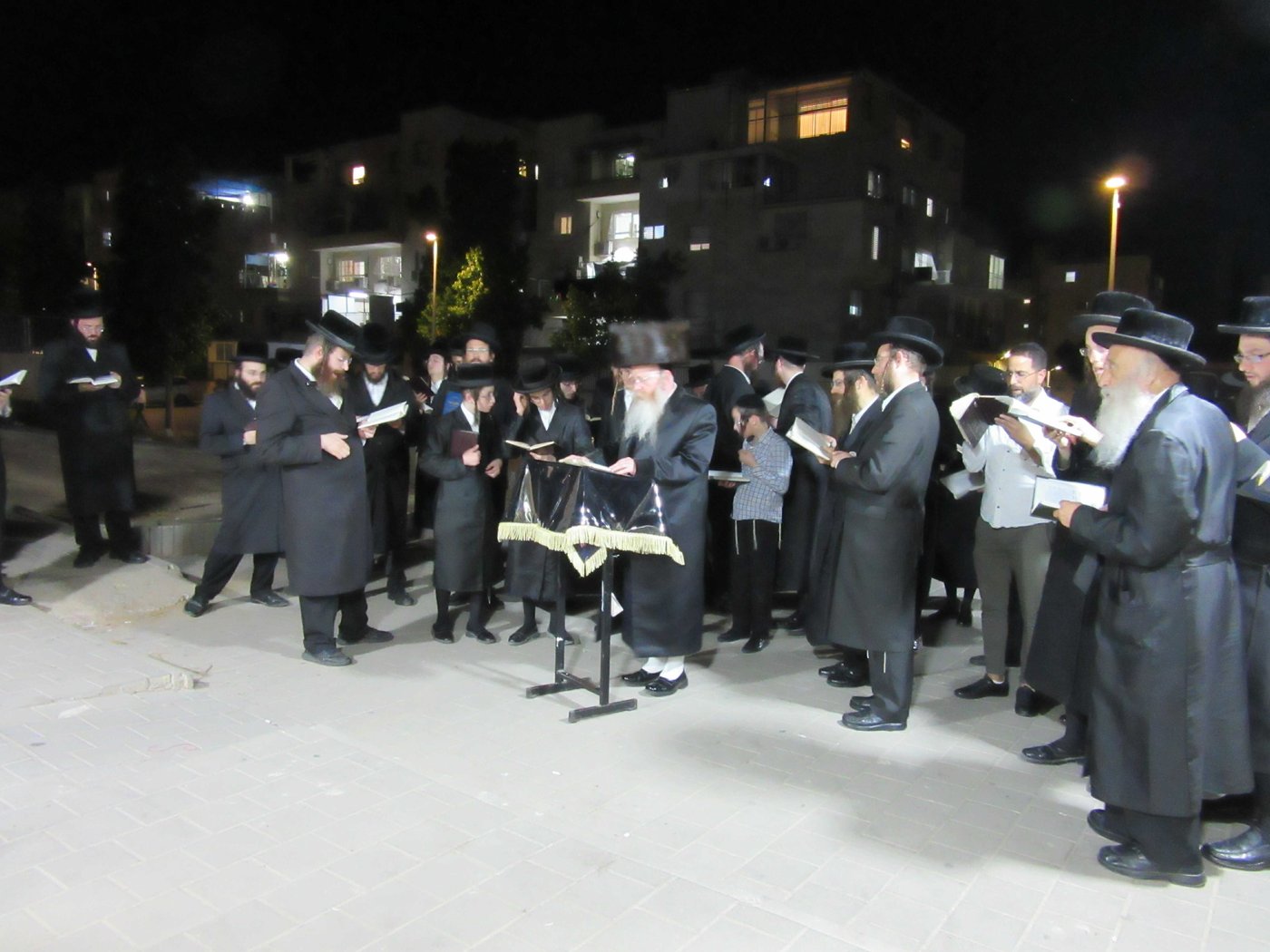 קינות וקידוש לבנה: ט' באב בקרעטשניף קרית גת
