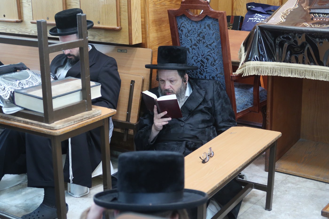 האדמו"רים מנדבורנה ביתר ובוסטון באמירת קינות