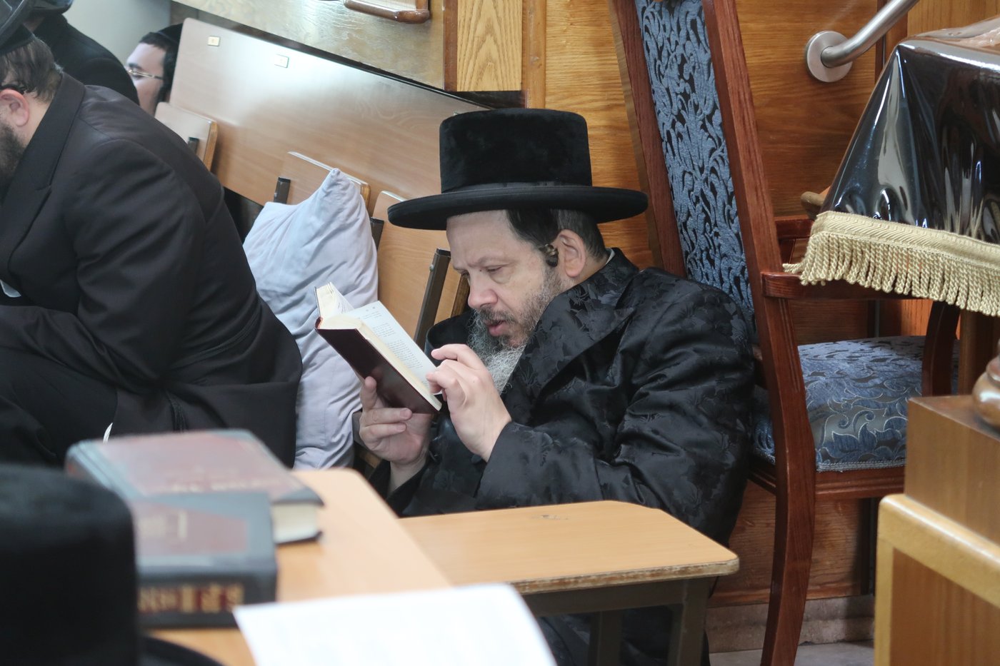 האדמו"רים מנדבורנה ביתר ובוסטון באמירת קינות