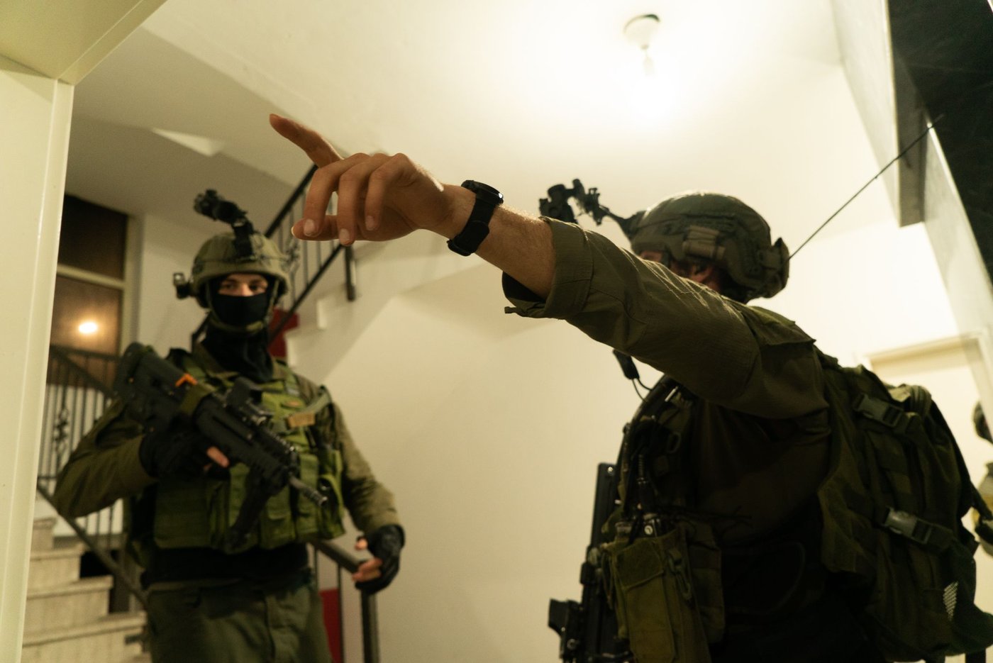 ארבעה מבוקשים נעצרו, הלוחמים הותקפו