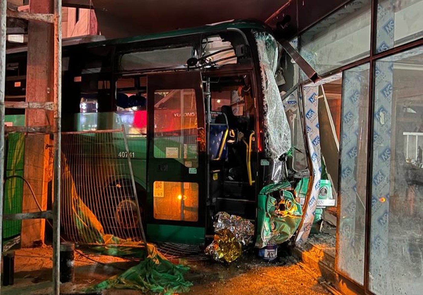 נהג אוטובוס איבד שליטה והתנגש במבנה; גבר בן 70 נהרג