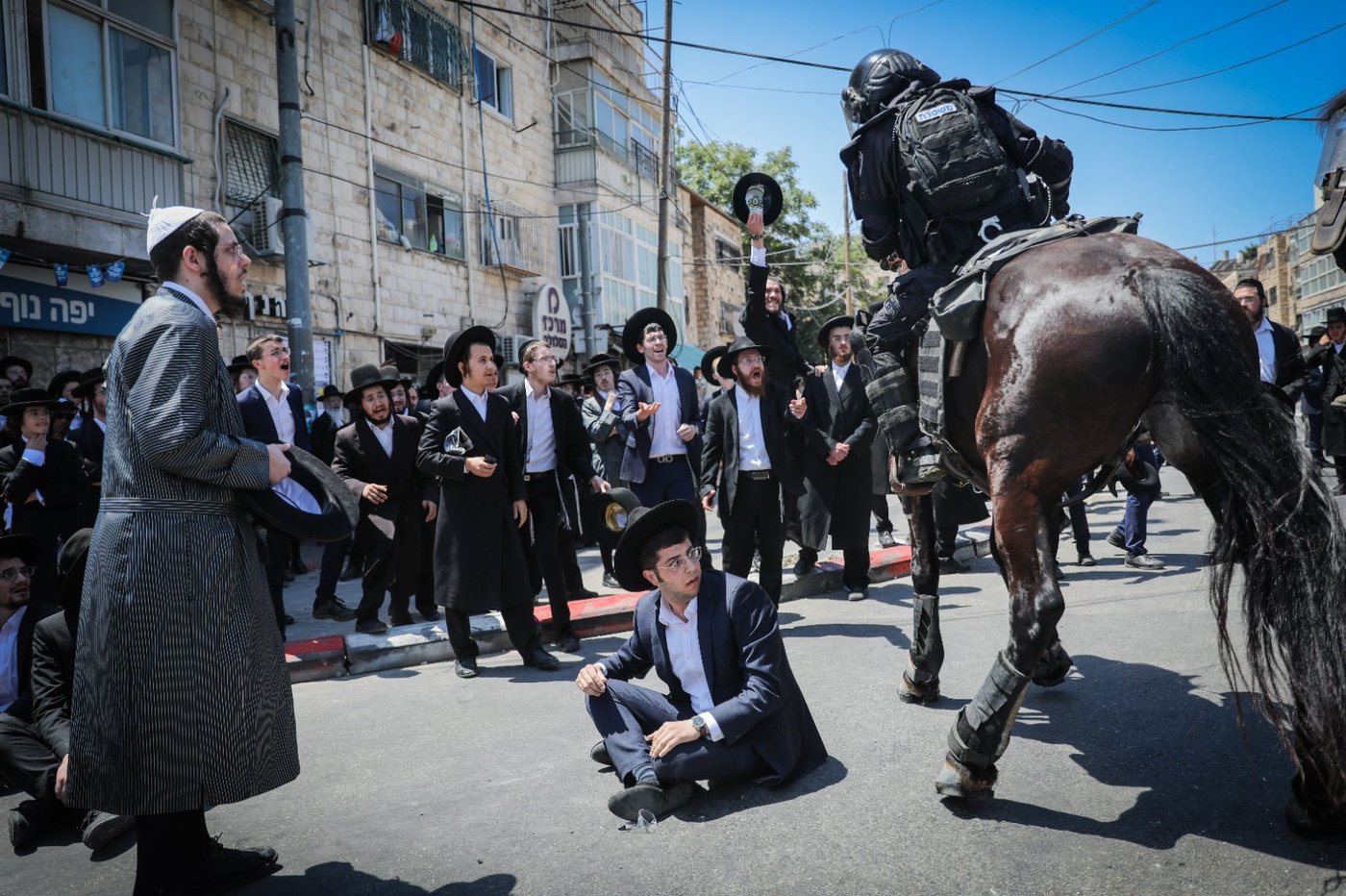 חיים גולדברג מסכם ב-31 תמונות את היממה הסוערת