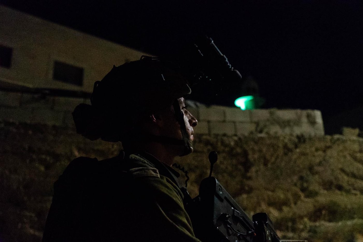 עשרה מבוקשים נעצרו; צמיגים בוערים נזרקו על הלוחמים
