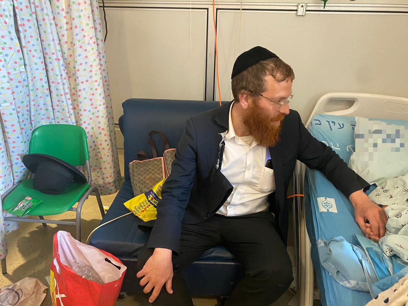 הרב גלושטיין ליד מיטת ביתו