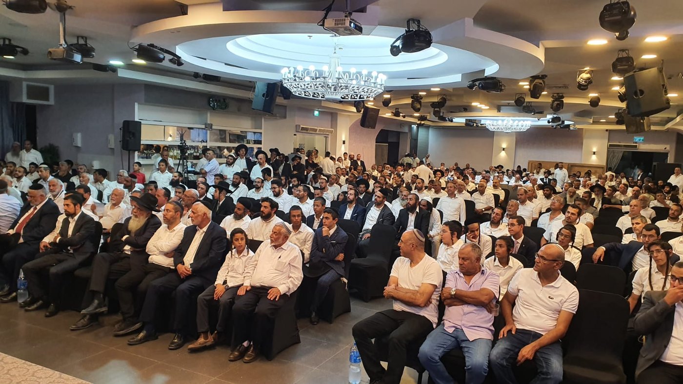 מאות תימנים מחו בראש העין: "אנו עדה קדושה" • צפו