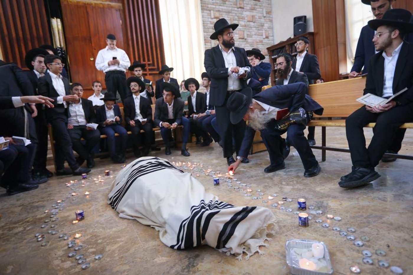 אבלים ובוכים: תיעוד דומע מהיכל ישיבת 'פורת יוסף' • צפו