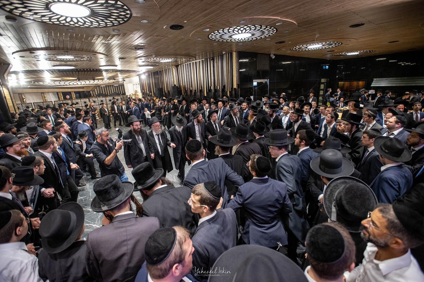 שמחת הנישואין לבן ר"י 'מגדל עוז', הרה"ג יחזקאל אתרוג • תיעוד