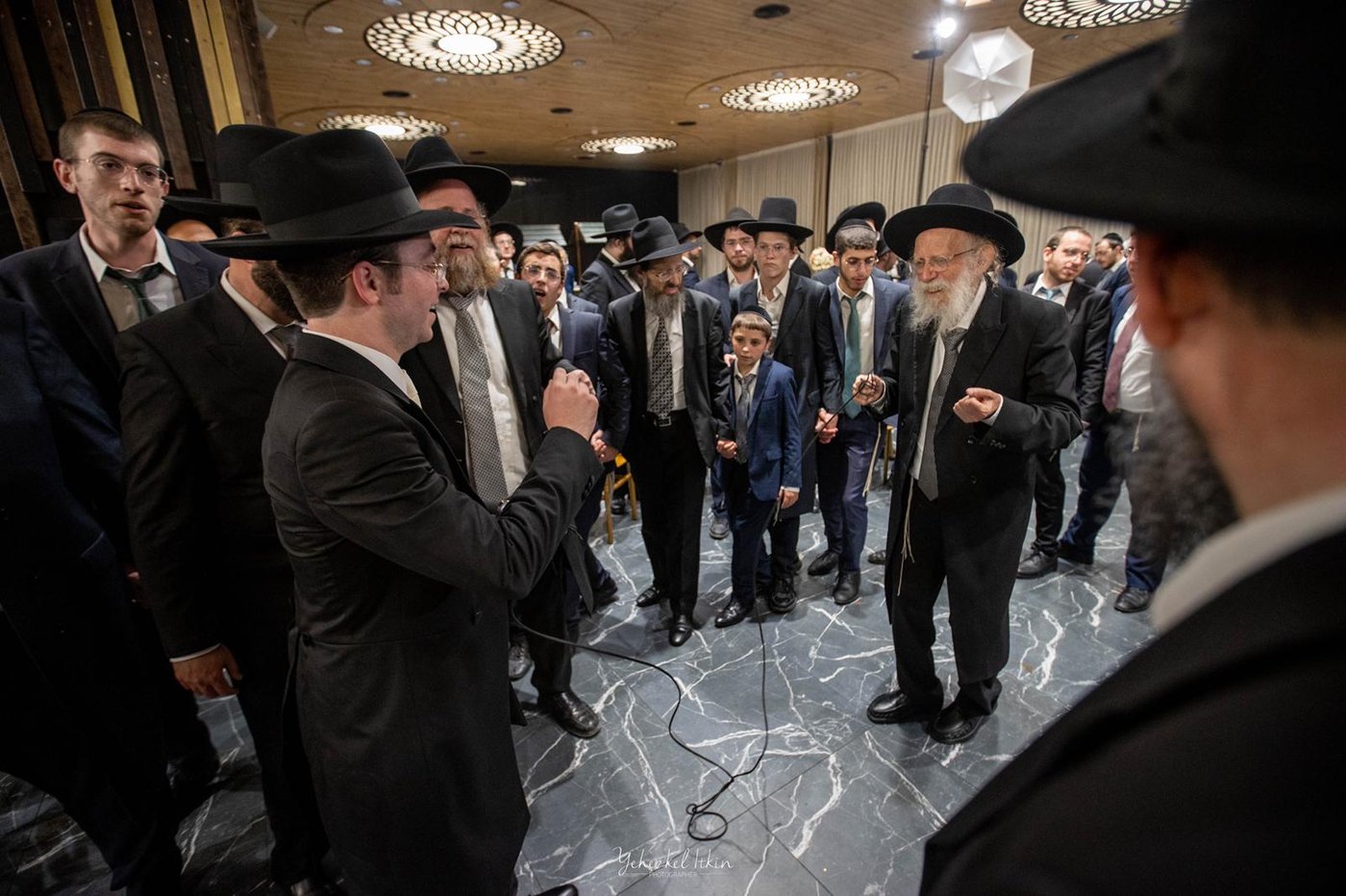 שמחת הנישואין לבן ר"י 'מגדל עוז', הרה"ג יחזקאל אתרוג • תיעוד