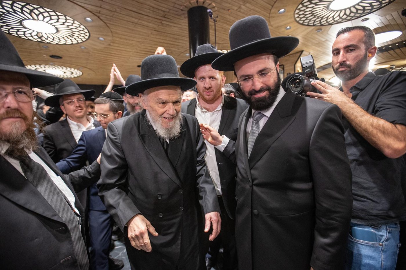 שמחת הנישואין לבן ר"י 'מגדל עוז', הרה"ג יחזקאל אתרוג • תיעוד