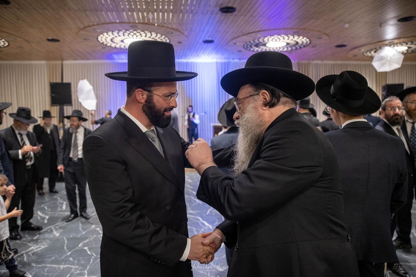 שמחת הנישואין לבן ר"י 'מגדל עוז', הרה"ג יחזקאל אתרוג • תיעוד
