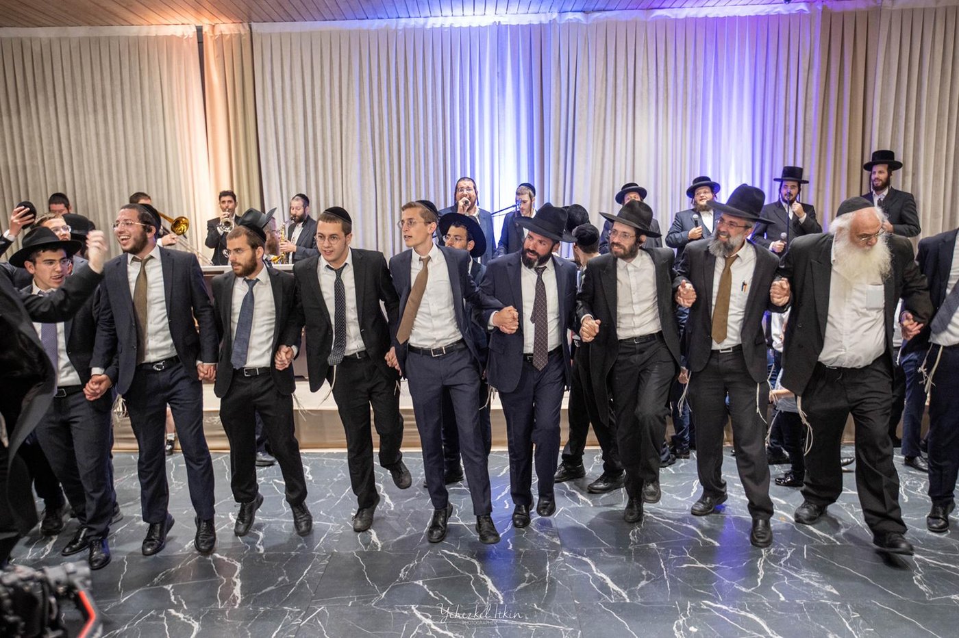 שמחת הנישואין לבן ר"י 'מגדל עוז', הרה"ג יחזקאל אתרוג • תיעוד