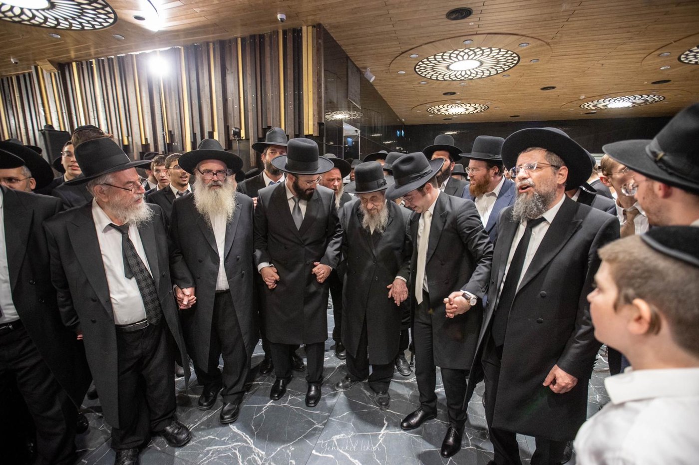 שמחת הנישואין לבן ר"י 'מגדל עוז', הרה"ג יחזקאל אתרוג • תיעוד