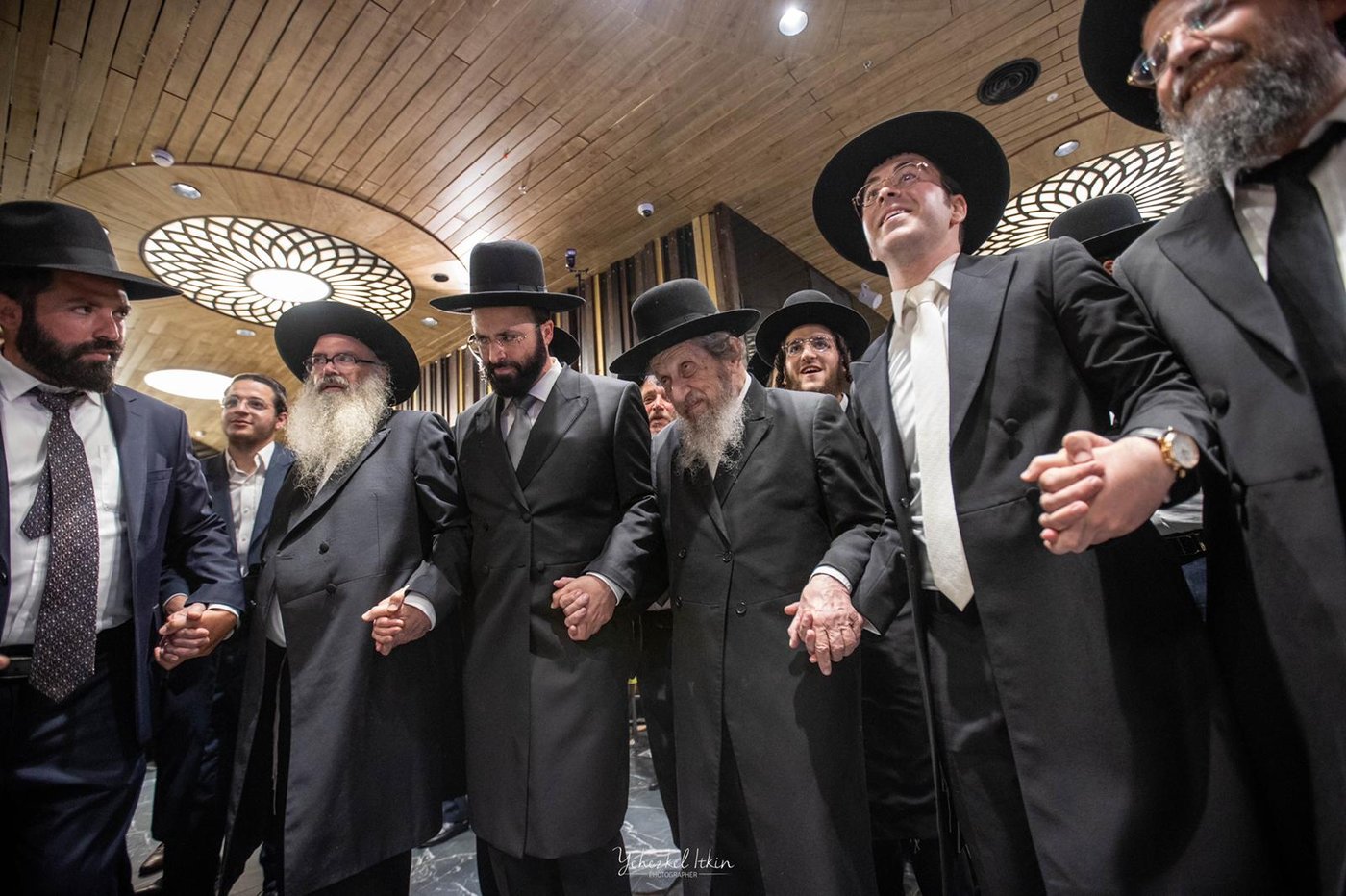 שמחת הנישואין לבן ר"י 'מגדל עוז', הרה"ג יחזקאל אתרוג • תיעוד