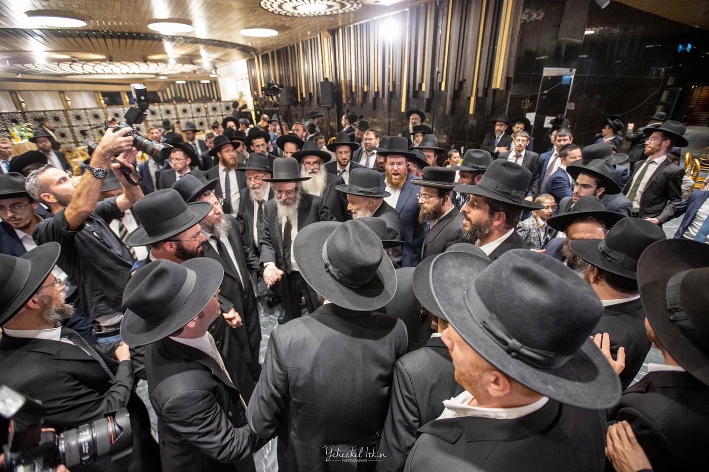 שמחת הנישואין לבן ר"י 'מגדל עוז', הרה"ג יחזקאל אתרוג • תיעוד