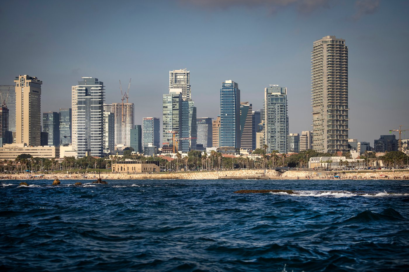 איך תל אביב - יפו נראית מבין גלי הים? צפו בתמונות