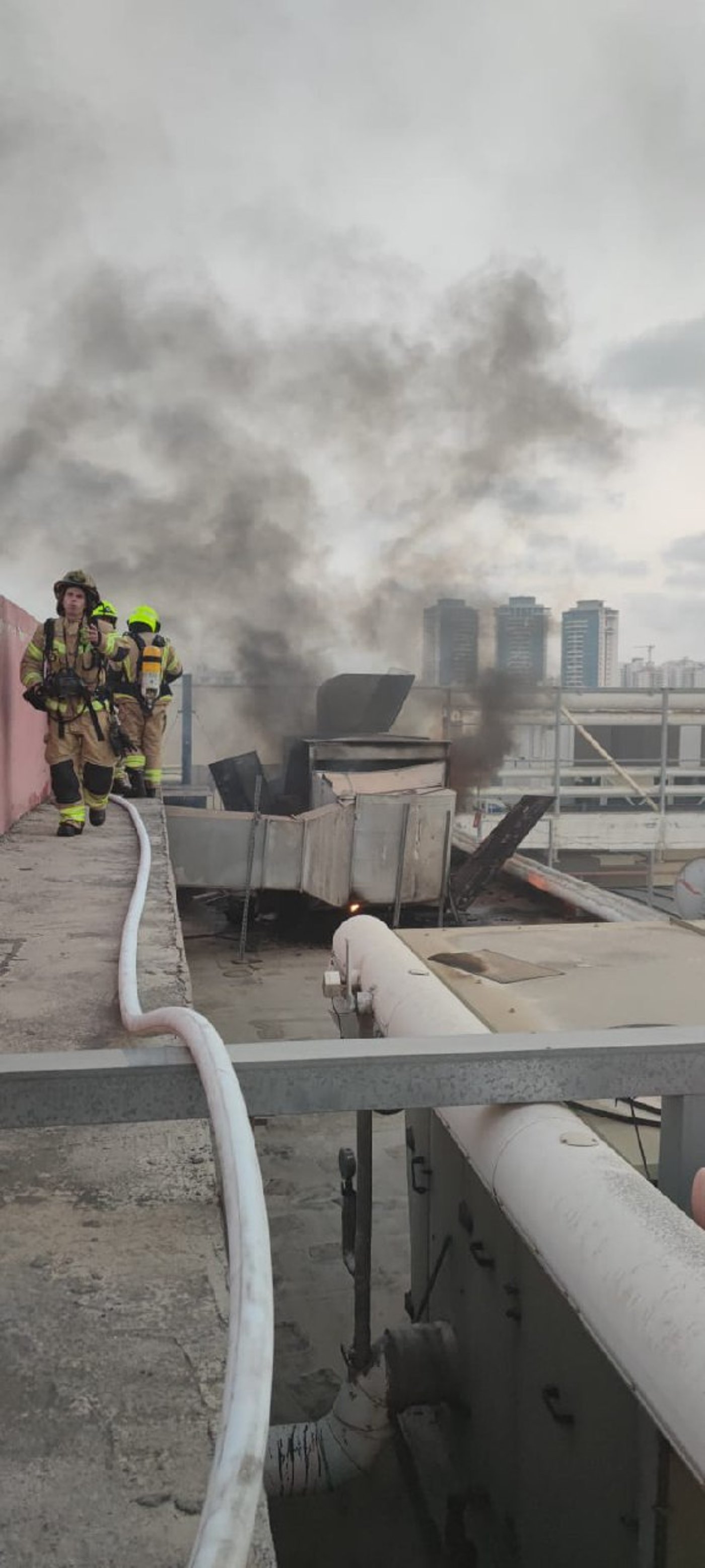 שריפה פרצה בקניון הגדול: הכוחות פינו את המבנה