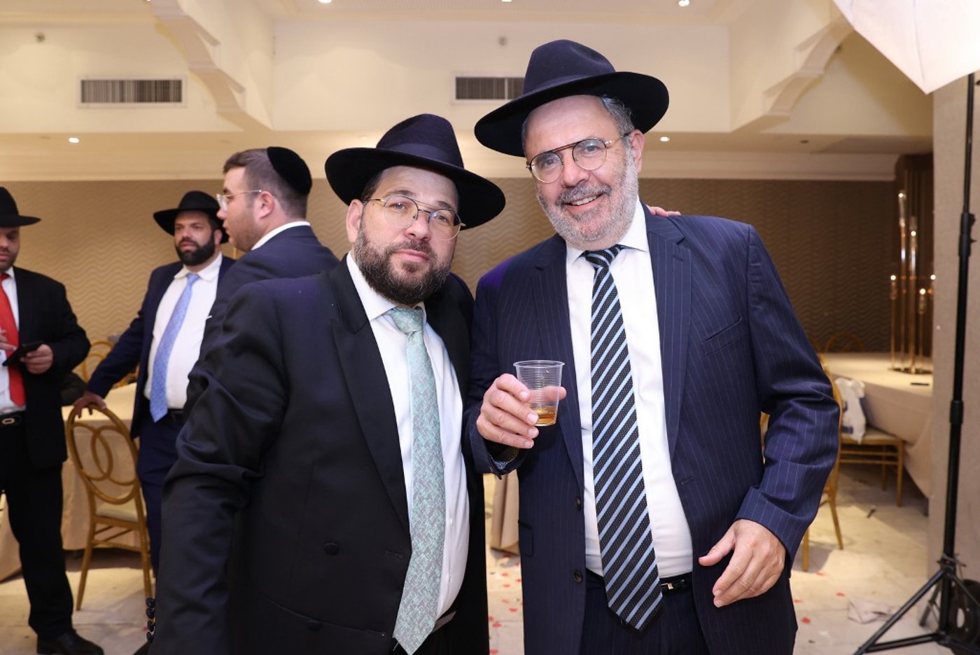 השחקן הישראלי מפזז בחתונה החרדית בבני ברק • תיעוד