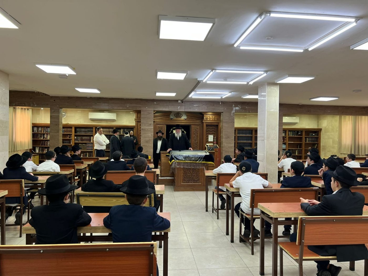 קורץ לחב"דניקים? יצחק גולדקנופף פתח את השנה בכפר