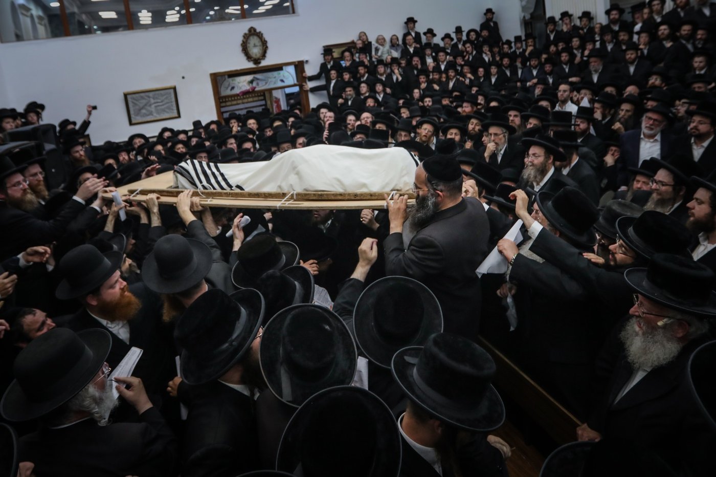 תיעוד מסכם ודומע: מסע הלווית האדמו"ר מזוועהיל זצוק"ל