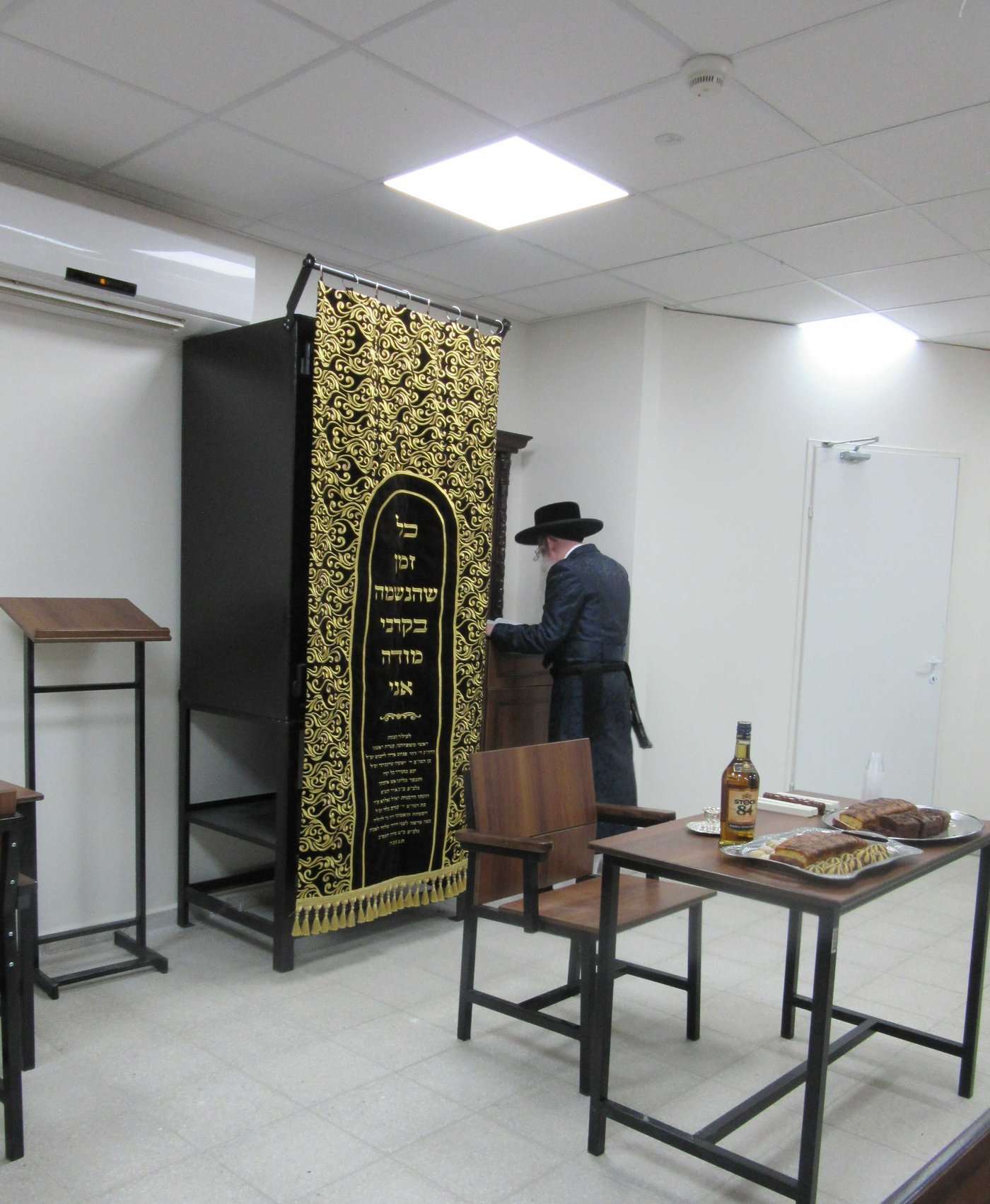 עם הנגיד: הרבי מקרעטשניף קבע מזוזה בישיבה החדשה