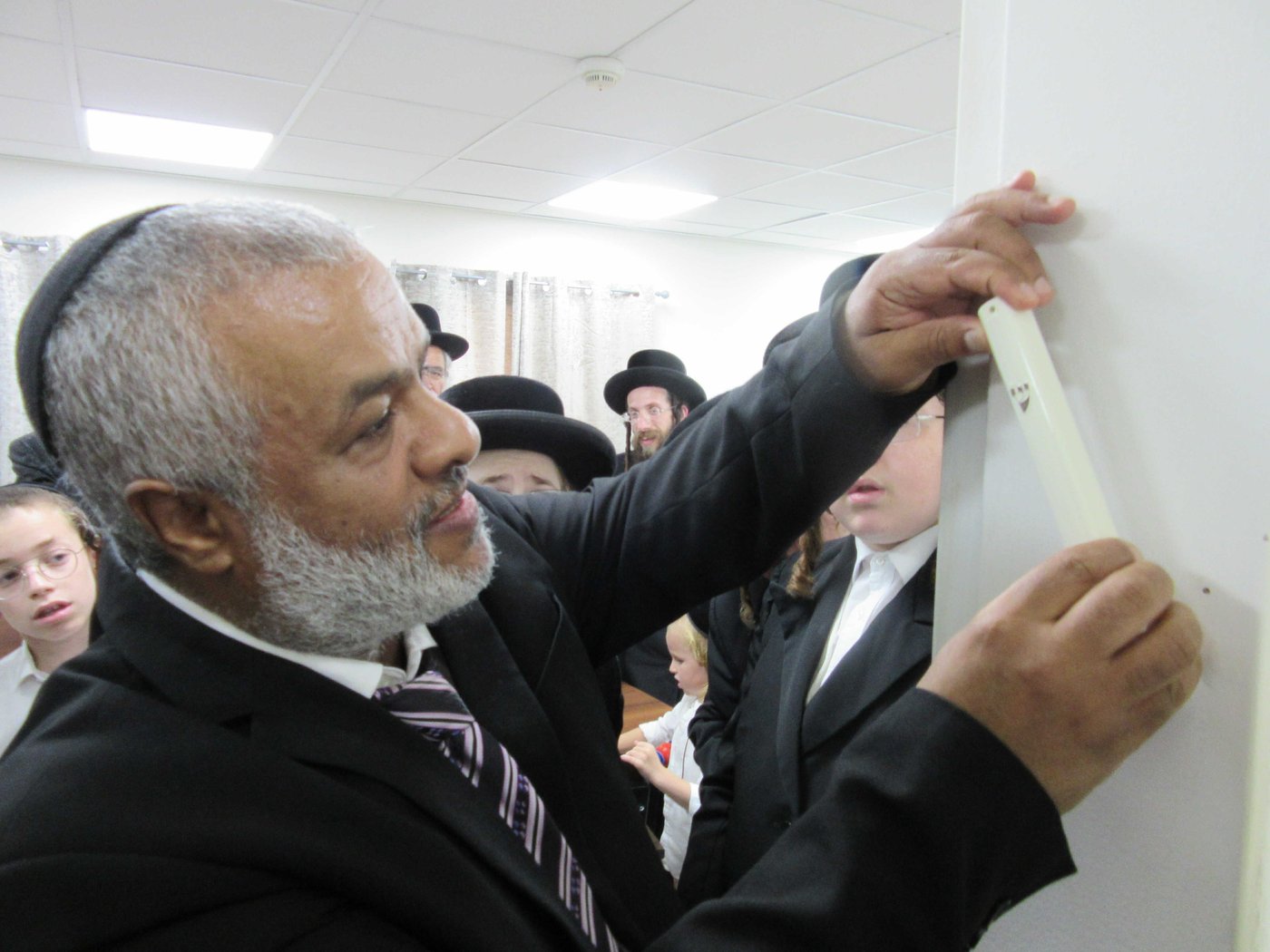 עם הנגיד: הרבי מקרעטשניף קבע מזוזה בישיבה החדשה