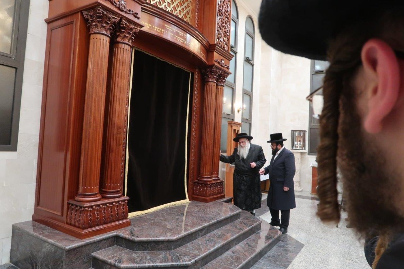 צאנז: הרבי הגיע לביתר וקיבל את חסידיו לברכה