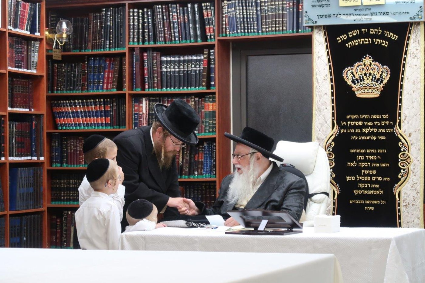 צאנז: הרבי הגיע לביתר וקיבל את חסידיו לברכה