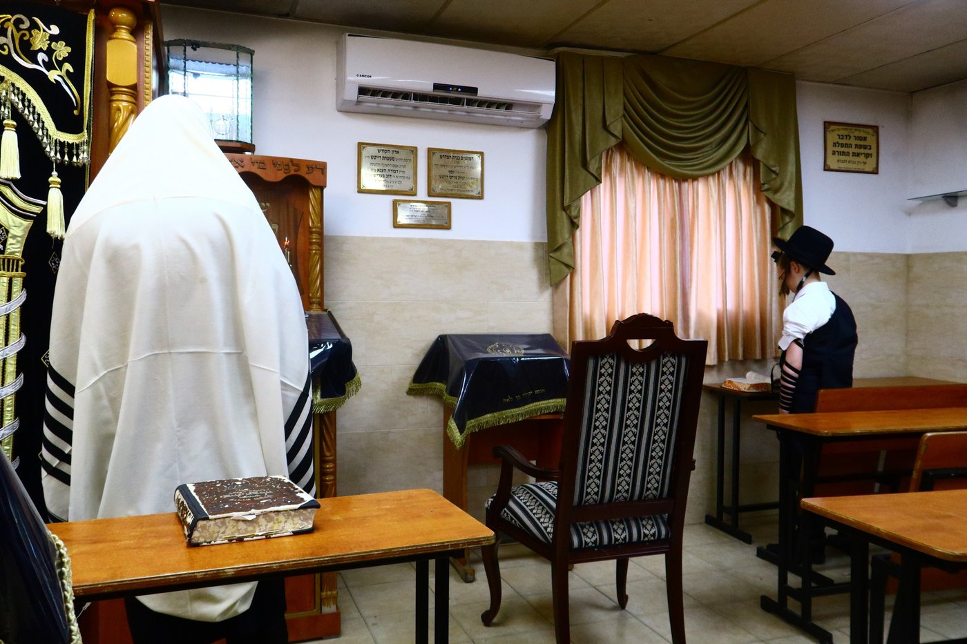 ה'ממשיך' מזוועהיל הניח תפילין לבן אחד מחסידיו