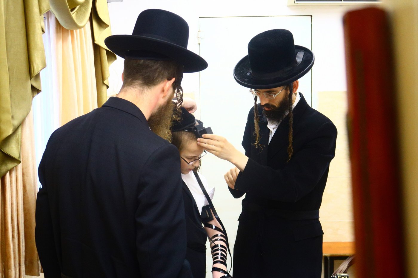ה'ממשיך' מזוועהיל הניח תפילין לבן אחד מחסידיו