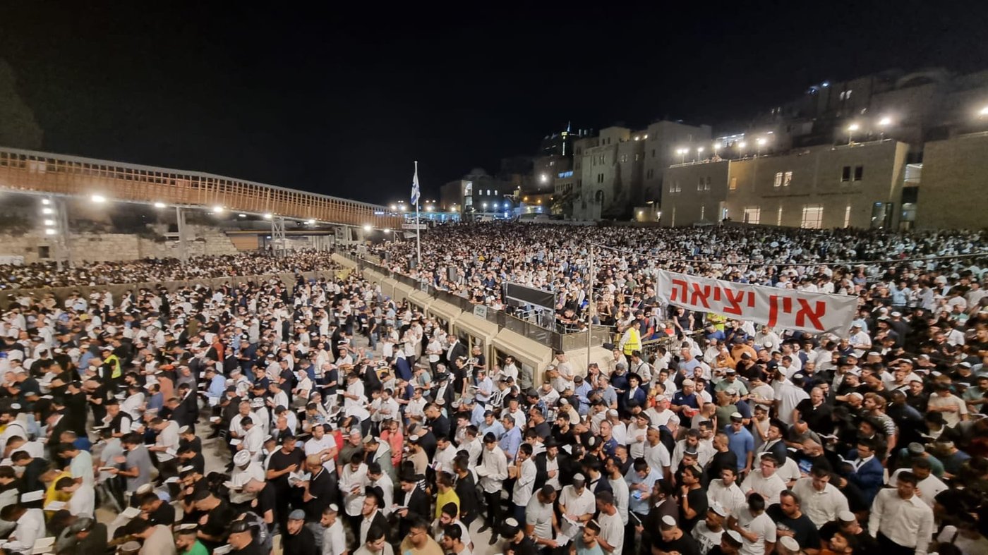 מעמד סליחות בכותל: רבבות בקבלת עול מלכות שמיים