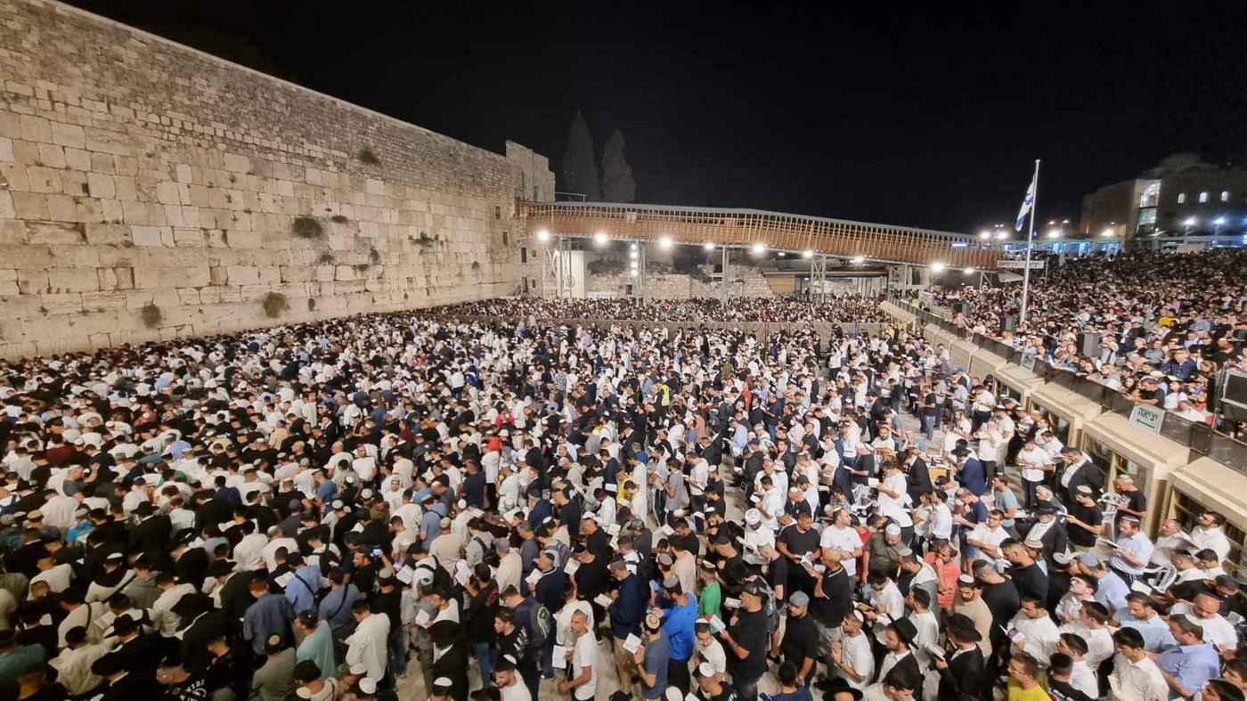 מעמד סליחות בכותל: רבבות בקבלת עול מלכות שמיים