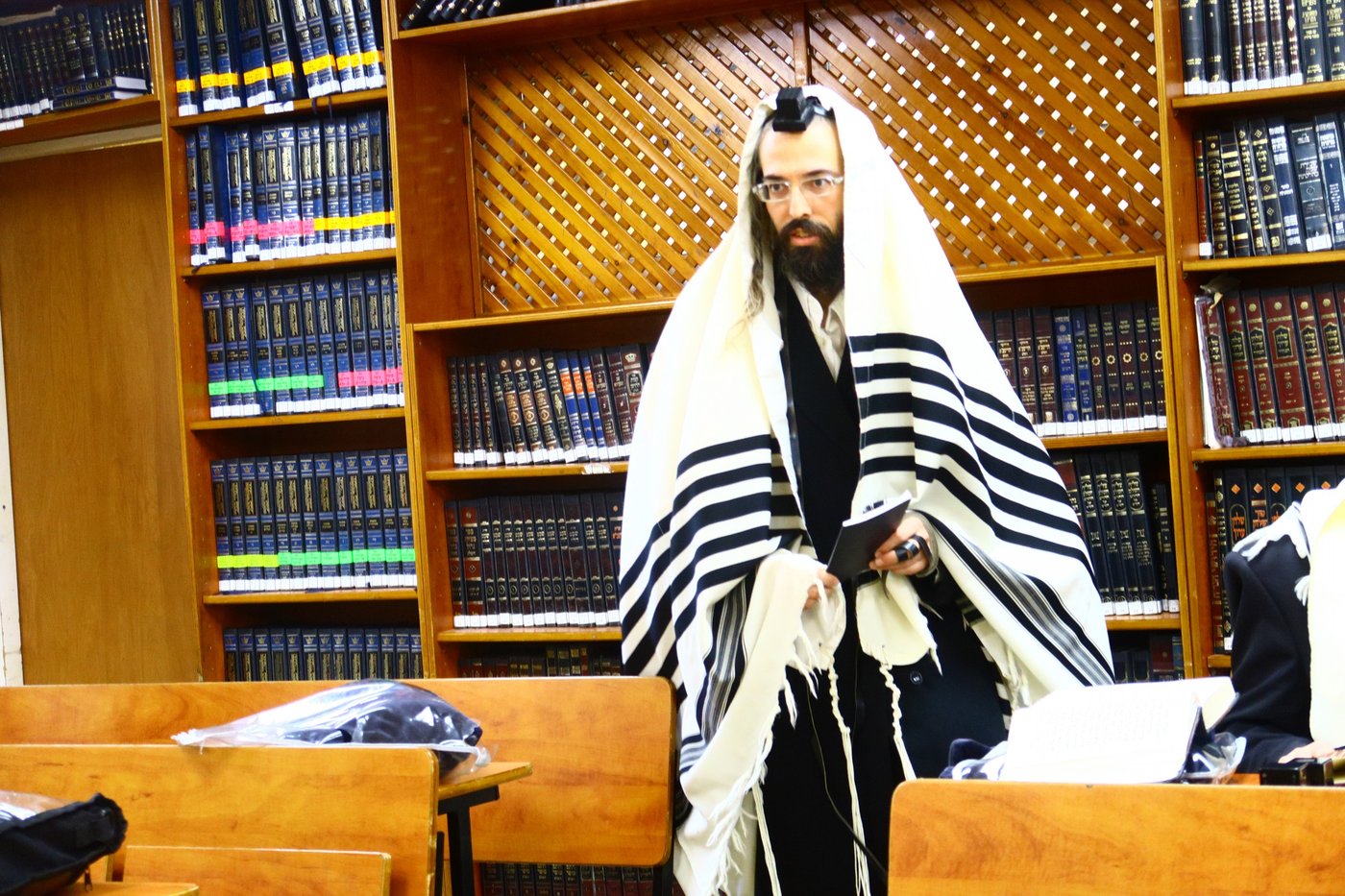 ה'ממשיך' מזוועהיל הניח תפילין לבן אחד מחסידיו