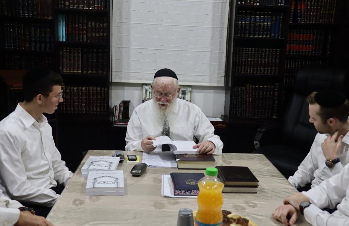 ב'אור ישראל' חגגו: ראש הישיבה הגר"י רוזן הוציא ספר
