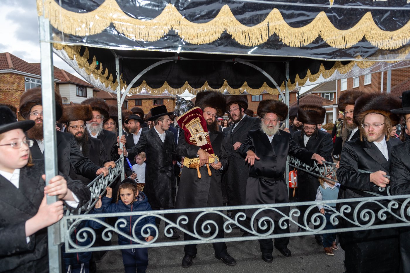 באי האנגלי המרוחק: הוכנס ספר תורה לישיבה החדשה