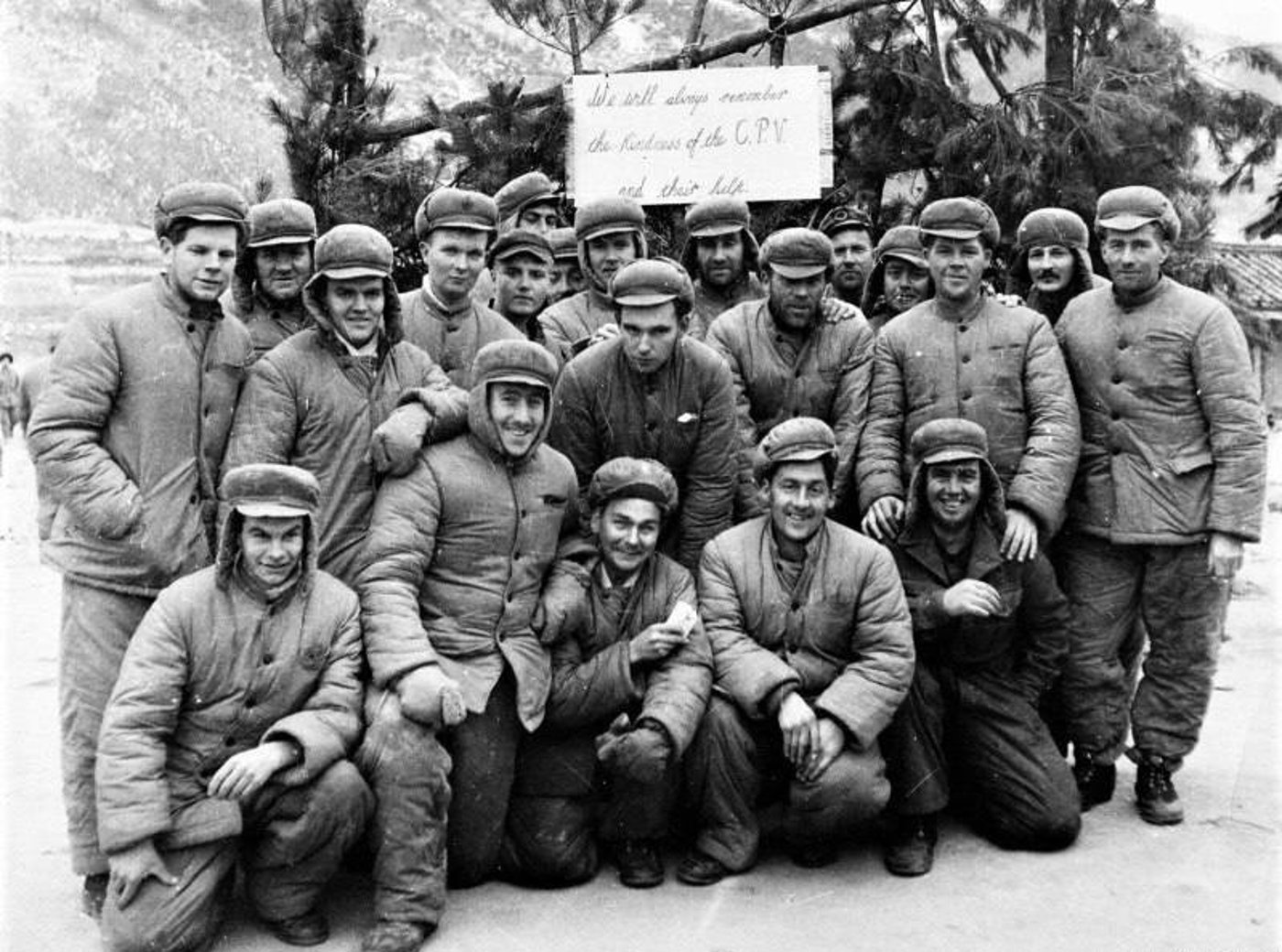 ועוד תמונה קבוצתית של אסירים, הפעם אמריקנים שהוחזקו בשבי צפון קוריאה. בשלט שבידם הם משבחים את סין שתמכה בצ' קוריאה באותה תקופה - תקופת מלחמת קוריאה. 1953