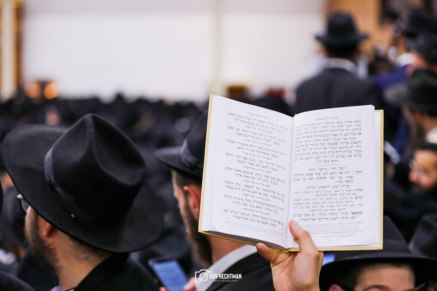 תיעוד מרהיב: אלפים מכל העולם בסליחות במרכז חב"ד 770