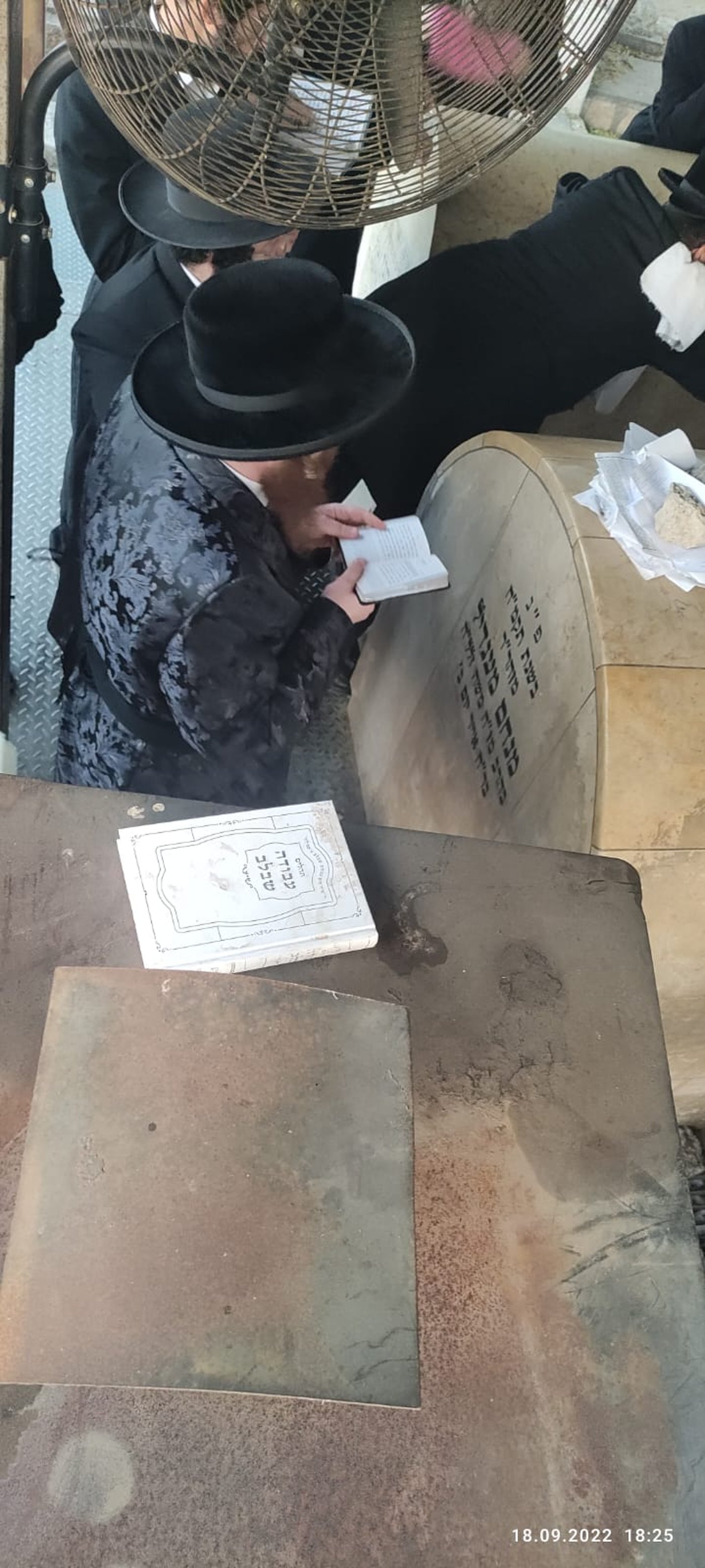 הכנה ליום הדין: הרבי ממיאלען התפלל בקברי צדיקים