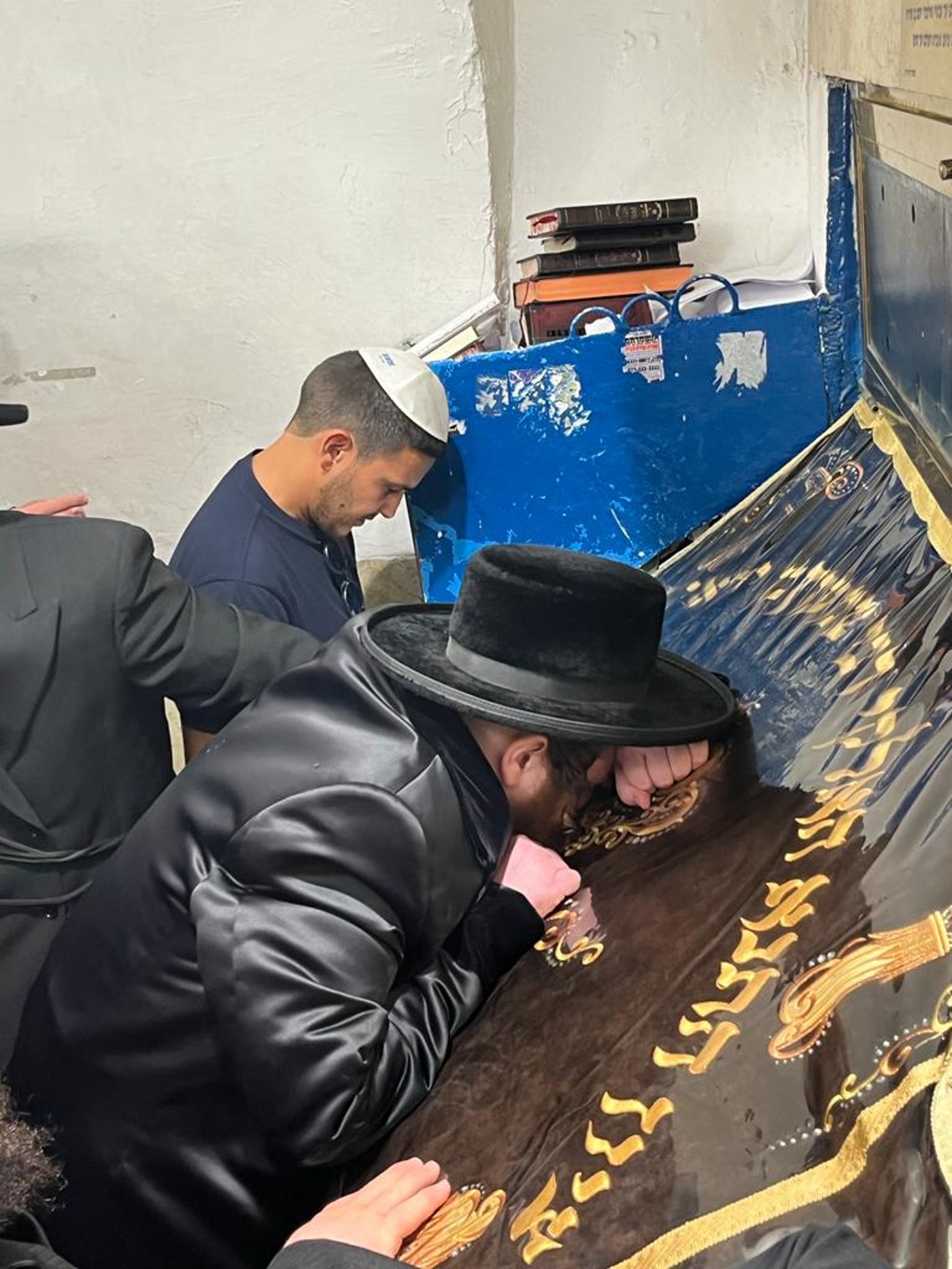 הכנה ליום הדין: הרבי ממיאלען התפלל בקברי צדיקים