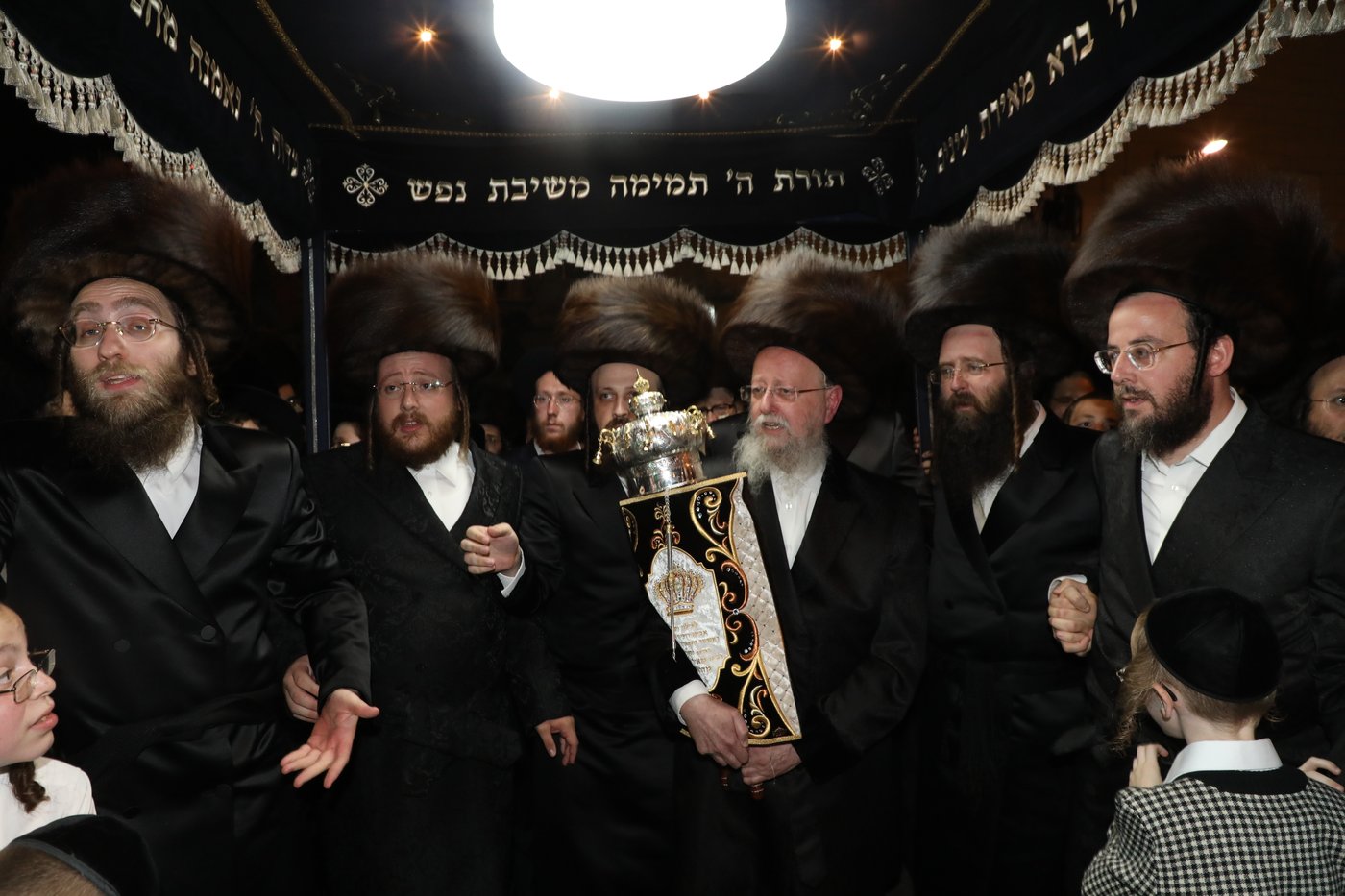 בני ברק: הכנסת ספר תורה לביהמ"ד דראהביטש