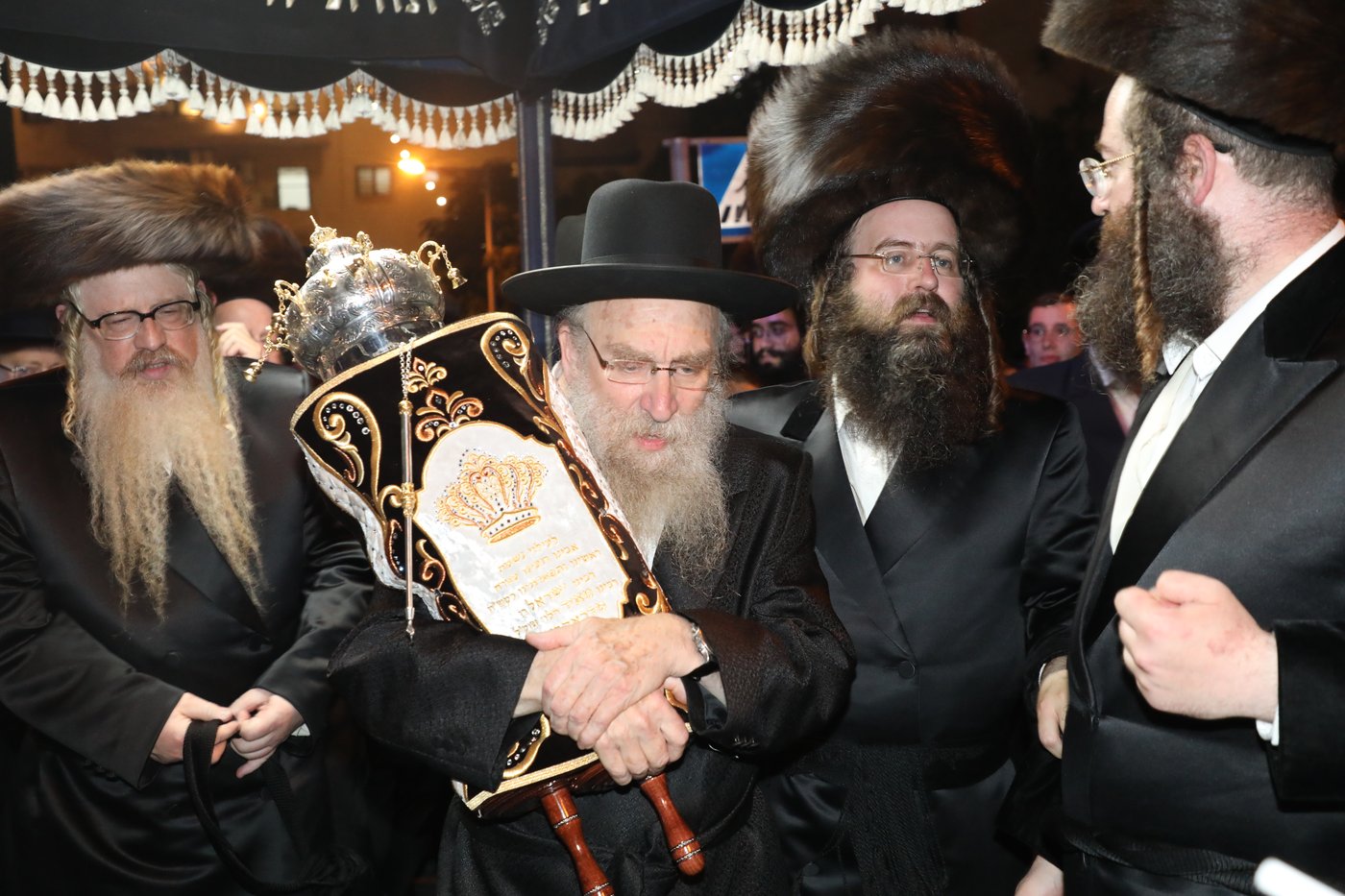 בני ברק: הכנסת ספר תורה לביהמ"ד דראהביטש