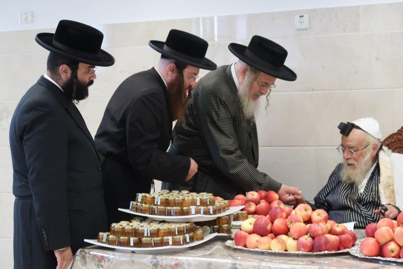 האדמו"ר מתולדות אהרון העניק ליתומות תפוחים ודבש